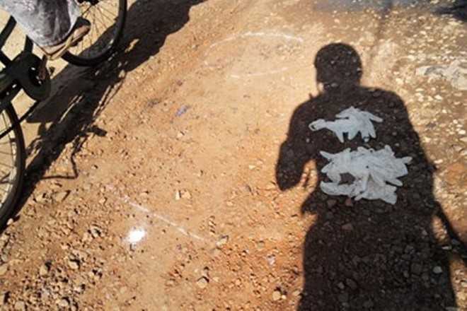 Một phụ nữ bốc cháy giữa trưa nắng