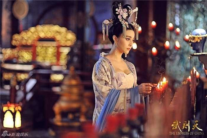 Cuối thế kỷ thứ 7, nhà Đường có sự tiến bộ vượt bậc trong lịch sử Trung Quốc. Giai đoạn Võ Mỵ Nương lên ngôi, nhà Võ có sự thay đổi rõ ràng về trang phục với những bộ cánh 'mát mẻ', khoe da thịt so với thời đó. 