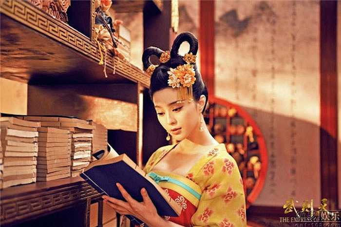 Từng giai đoạn trong phim của người đẹp là những bộ trang phục mang xu hướng màu sắc khác nhau. 