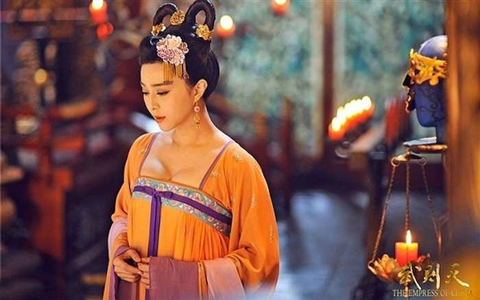 Vào giai đoạn hưng thịnh, những bộ trang phục của nhà Đường thường được kết hợp với váy, áo khoác ngoài mỏng manh. 