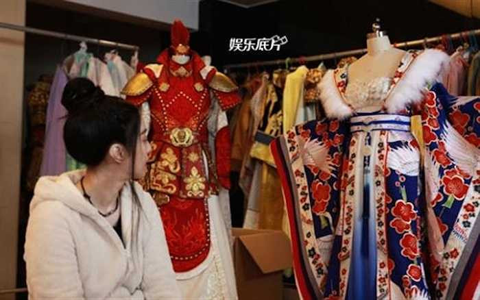 Trang phục của dàn mỹ nhân rất đồ sộ 