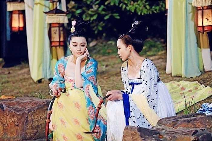 Nhiều bộ trang phục được đặt hàng riêng biệt với giá không hề rẻ. Những bộ trang phục chủ đạo được làm tỉ mỉ và vô cùng cẩn thận với họa tiết được thêu bằng tay để đảm bảo độ tinh xảo. 