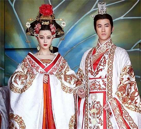 Trong đó, trang phục của 'nữ hoàng' Phạm Băng Băng là cầu kỳ nhất so với các mỹ nhân khác. 