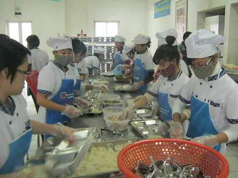 Ngộ độc tập thể ở Công ty NamSung Vina: Hàng trăm công nhân không dám ăn cơm