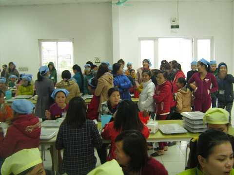 Ngộ độc tập thể ở Công ty NamSung Vina: Hàng trăm công nhân không dám ăn cơm
