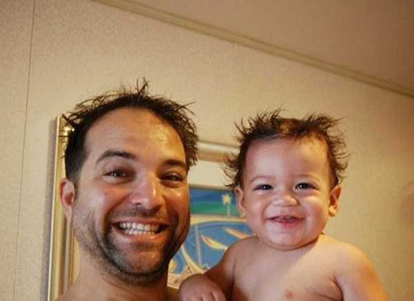 Kiểu đầu của hai cha con không lẫn vào đâu được