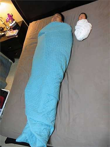 Hai cha con đắp chăn cùng kiểu