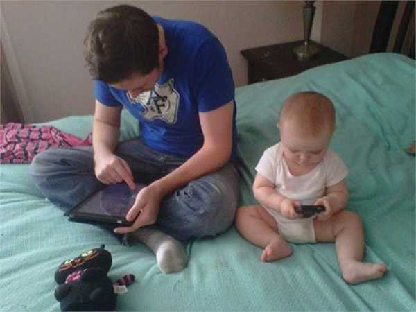 Cha và con đều chơi điện tử