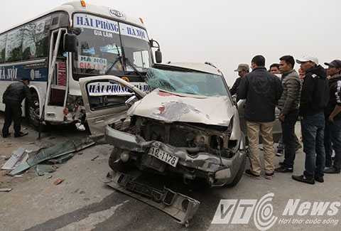 Ô tô đấu đầu trên quốc lộ 5, nhiều người thương nặng