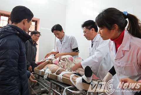 Ô tô đấu đầu trên quốc lộ 5, nhiều người thương nặng