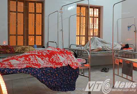 Ô tô đấu đầu trên quốc lộ 5, nhiều người thương nặng