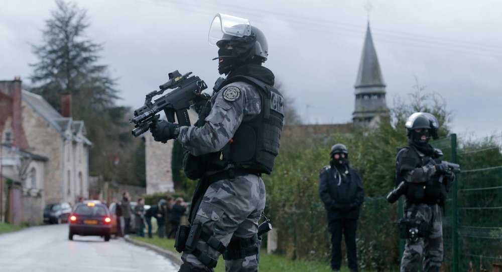 Sĩ quan cảnh sát Pháp làm nhiệm vụ an ninh