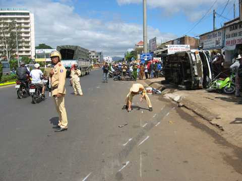 Xe khách lao lên vỉa hè, hất tung khách trong quán cà phê