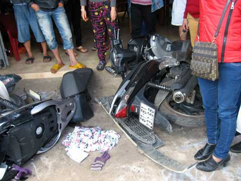 Xe khách lao lên vỉa hè, hất tung khách trong quán cà phê