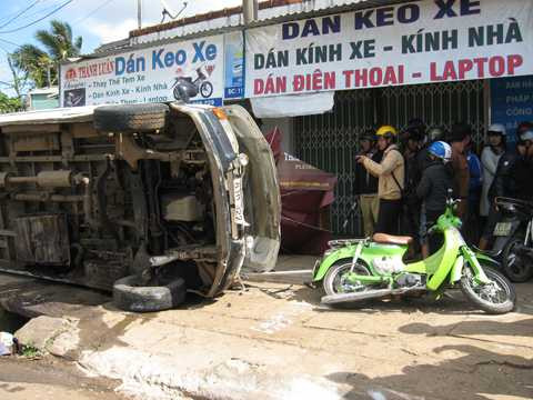 Xe khách lao lên vỉa hè, hất tung khách trong quán cà phê