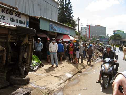 Xe khách lao lên vỉa hè, hất tung khách trong quán cà phê