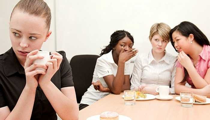 5. Làm lơ việc nhân viên đó bị bắt nạt tại văn phòng Để thực hiện cách này, tất cả những gì bạn phải làm là hãy bước vào phòng mình và đóng cửa lại. Chẳng ai có thể chịu được phải làm việc với kẻ chuyên bắt nạt, vì vậy họ sẽ nhanh chóng bỏ việc. 