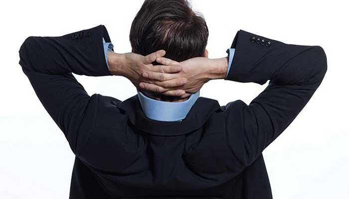 8. Trở thành một người lười biếng Những nhân viên chăm chỉ của bạn sẽ thấy lo lắng và muốn bỏ việc nếu bạn thường xuyên không có mặt ở văn phòng, không thể liên lạc, khiến dự án của họ bị đình trệ bởi không được ký tên hay thông qua. Hãy đi làm muộn nhưng phải phạt nặng những nhân viên làm điều tương tự. 