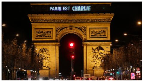 Dòng chữ Paris EST Charlie xuất hiện trên Khải hoàn môn 