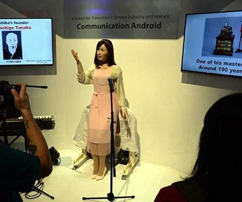 Cô robot này có thể hát, nói chuyện và cử động tay chân 