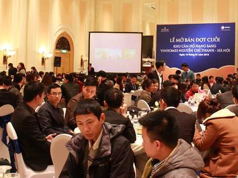 Căn hộ Vinhomes Nguyễn Chí Thanh đông nghẹt người ngày mở bán đợt cuối