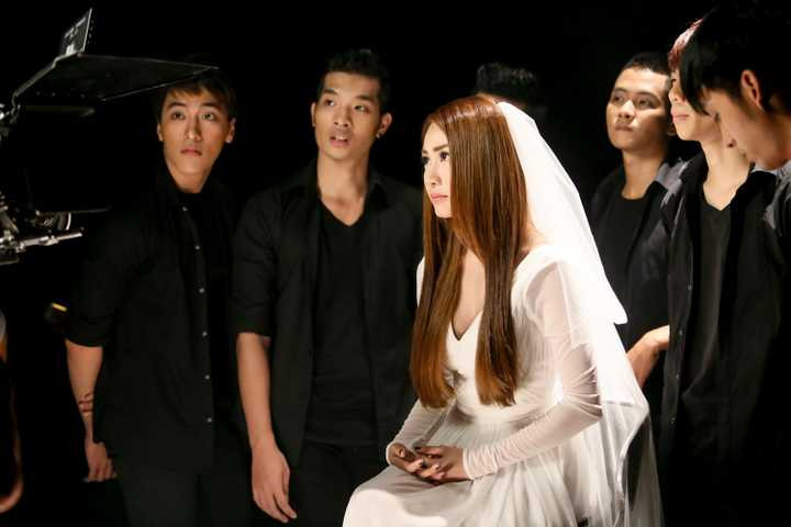 Nội dung MV là một câu chuyện kết nối mạch cảm xúc giữa hai bản hòa âm khác nhau của cùng một ca khúc Người tạo giấc mơ, đây là ca khúc nhạc sỹ trẻ Only C dành nhiều tâm huyết để viết riêng cho Ngân Khánh. 