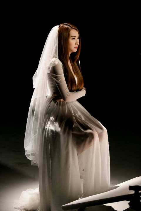 Ngay khi nhận bản demo từ Only C, Ngân Khánh đã thích ngay, nhưng vì thời điểm đó cô đang tập trung quá nhiều cho chương trình truyền hình thực tế Bước nhảy hoàn vũ. Chính vì vậy dự án single MV Người tạo giấc mơ đến giờ này mới hoàn thiện được. 