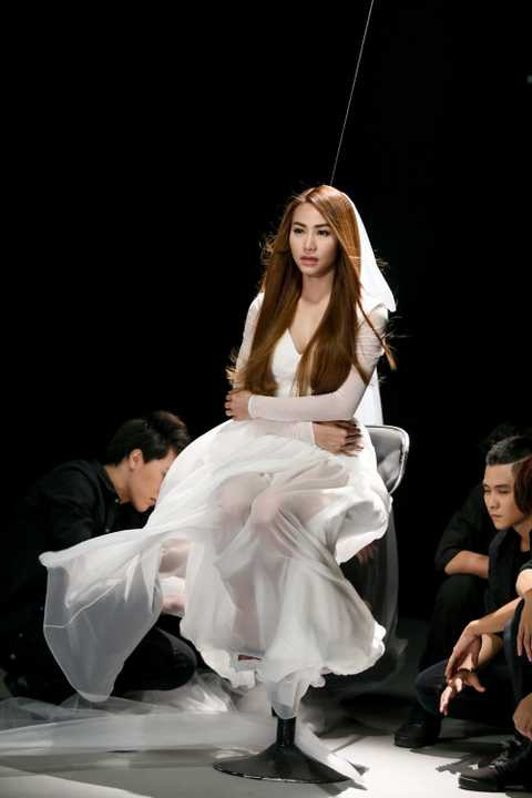 Có thể nói đây là một sản phẩm khủng trong một chuỗi dự án sắp tới Ngân Khánh sẽ thực hiện. MV được đầu tư kỹ không chỉ về trang phục, hình ảnh mà cả mạch kêt nối câu chuyện cũng sẽ lạ và gây cho khán giả những điều bất ngờ. Người tạo giấc mơ là sản phẩm đầu tiên được Ngân Khánh chi bạo tiền trong lần trở lại này. 