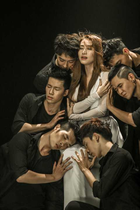 Ngân Khánh hoàn toàn được khẳng định là một nghệ sĩ đa năng trong MV Người tạo giấc mơ, cô vừa hát, diễn, nhảy múa... để cho khán giả thấy một Ngân Khánh không chỉ đẹp mà còn tài năng.