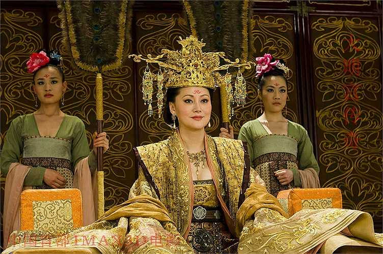 Tống Giai đã tạo bất ngờ khi hóa thân thành Võ Tắc Thiên, khoác lên người bộ trang phục nữ hoàng. Hình ảnh Võ Tắc Thiên của nữ nghệ sĩ sinh năm 1962 này trở nên khác biệt, không cần phải cố gắng thể hiện mà vẫn biểu hiện hết sự uy quyền của nhân vật. 