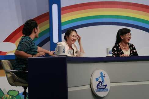 NSƯT Kim Xuân, Th.s Tâm lý Tô Nhi A và MC Thanh Thảo cười vỡ bụng trước những hành động tinh nghịch, ngây ngô của các bé.