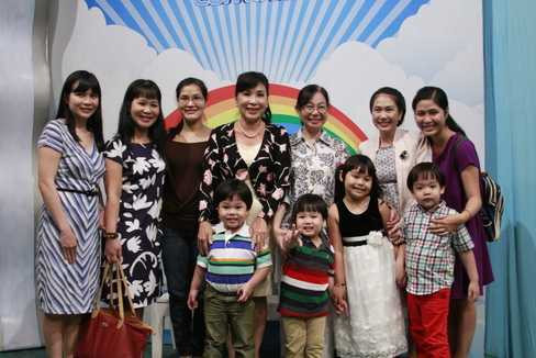 NSƯT Kim Xuân và MC Thanh Thảo cười thật tươi trong bức ảnh lưu niệm cùng gia đình các bé.