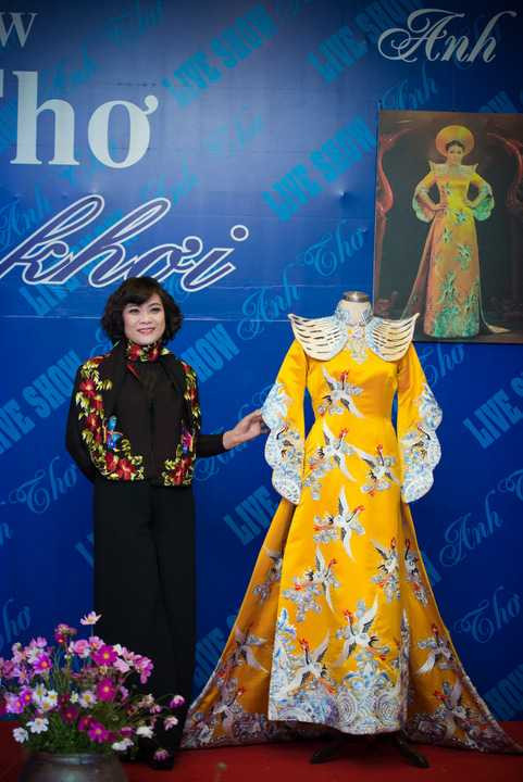 NTK Lan Hương đã tài trợ 15 bộ trang phục cho liveshow Tình xa khơi của nữ ca sỹ Anh Thơ. trong đó có chiếc áo dài đặc biệt được kỳ công thực hiện. 