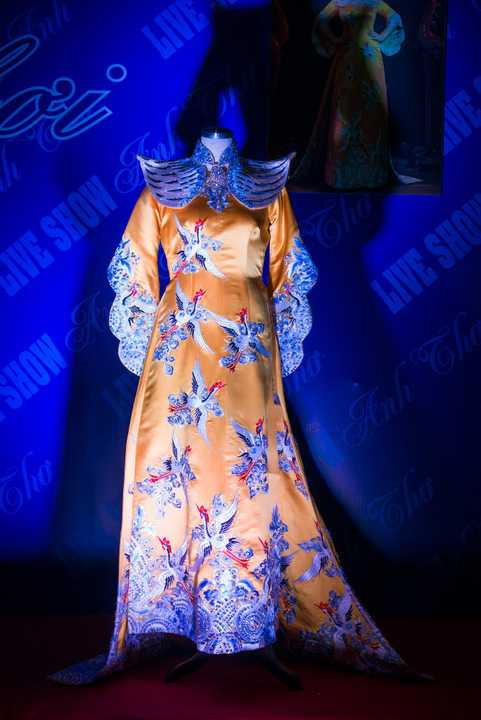 Tấm áo dài được thêu 39 cánh hạc vườn mây và đính 10 ngàn viên đá mỹ kim. 