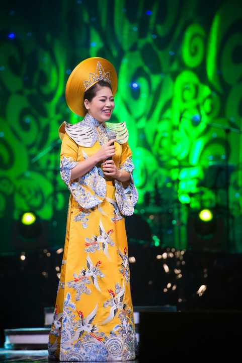 Tấm áo là tác phẩm dành cho nhạc phẩm Ở rừng nhớ anh của nhạc sỹ An Thuyên. Ca khúc này là tác phẩm để Anh Thơ thể hiện kỹ thuật đỉnh cao của 20 năm khổ luyện, và cũng chính là bài hát tâm điểm của liveshow