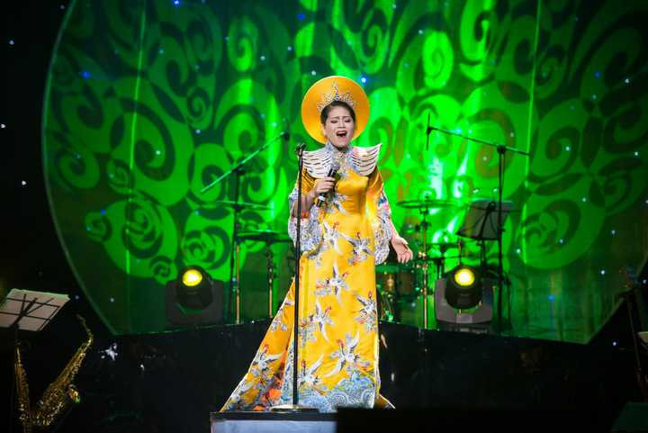 Tấm áo dài đã được NTK Lan Hương lấy ý tưởng từ những cánh hạc nơi nguồn cội của miền đất địa linh nhân kiêt, nơi đã sinh ra và nuôi dưỡng ca sỹ Anh Thơ. NTK Lan Hương mong muốn màu nhạc opera sẽ được ca sỹ Anh Thơ thể hiện trên chính nét đẹp truyền thống trong trang phục mang sắc màu dân tộc