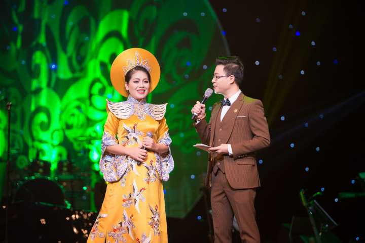 Tấm áo được 20 thợ thêu tay trong 45 ngày trên chất liệu lụa tơ tằm cao cấp quí giá. 39 cánh hạc bằng đúng số tuổi của ca sỹ Anh Thơ khi cô đầu tư làm live show đầu tiên.