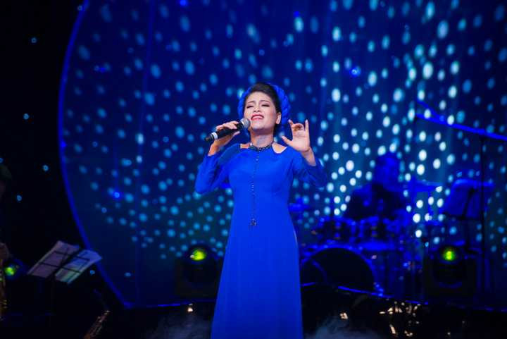 12 tấm áo dài trong liveshow Anh Thơ được NTK Lan Hương thiết kế riêng theo màu nhạc mà ca sỹ thể hiện qua từng bài hát và dòng nhạc khác nhau.