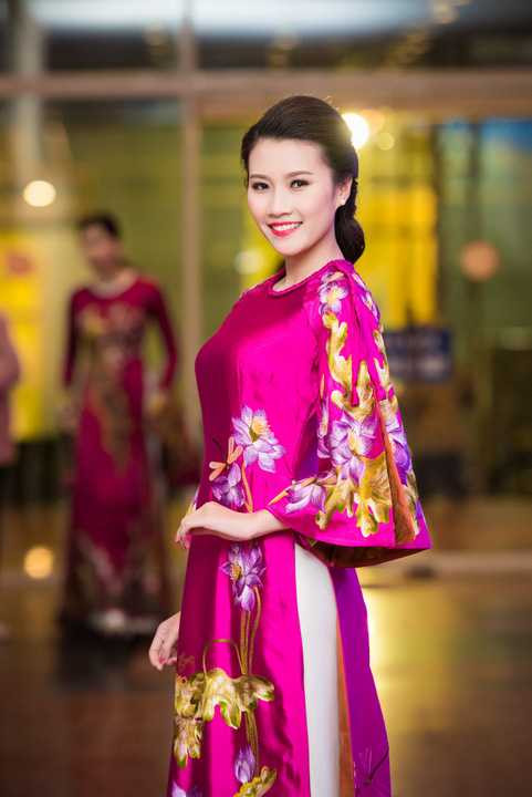 Tham dự liveshow Anh Thơ còn có Top 5 Hoa hậu Việt Nam 2014 Thanh Tú,người có làn da đẹp nhất Hoa hậu Việt Nam 2014.