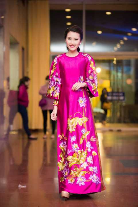 Tham dự liveshow Anh Thơ còn có Top 5 Hoa hậu Việt Nam 2014 Thanh Tú,người có làn da đẹp nhất Hoa hậu Việt Nam 2014.