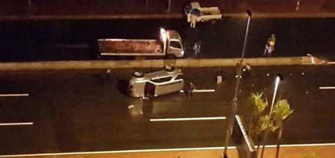 Ô tô lật nhào trên cầu Nhật Tân