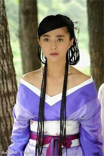 Phạm Băng Băng trong Tiểu Ngư Nhi và Hoa Vô Khuyết vẫn diện những bộ đồ cách tân với thiết kế khoe vai trần quyến rũ. 