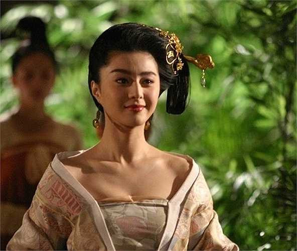 Trong Đại Đường phù dung viên, Phạm Băng Băng thể hiện vai Dương Ngọc Hoàn – Dương Quý Phi với trang phục tương tự, giúp cô khoe được vòng một căng đầy, gợi cảm. 