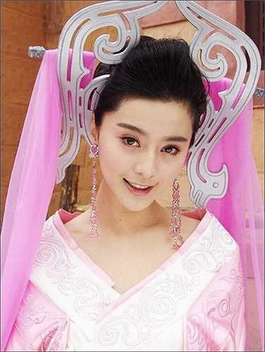 Những phục trang có thiết kế hở vai rất được Phạm Băng Băng yêu thích trong phim cổ trang. Trong Phong thần bảng, Phạm Băng Băng thể hiện vai Đát Kỷ và có tới hơn ba mươi bộ đồ với kiểu cách tương tự nhau. 