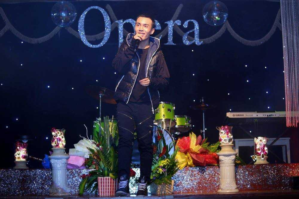 Trong minishow tối 9/1 tại phòng trà Opera Hà Nội, Lê Vũ Bình phát huy được hết những điểm mạnh một giọng hát khỏe khoắn, nam tính từng nhận được sự đánh giá cao từ Hội đồng nghệ thuật Sao Mai điểm hẹn 2014.