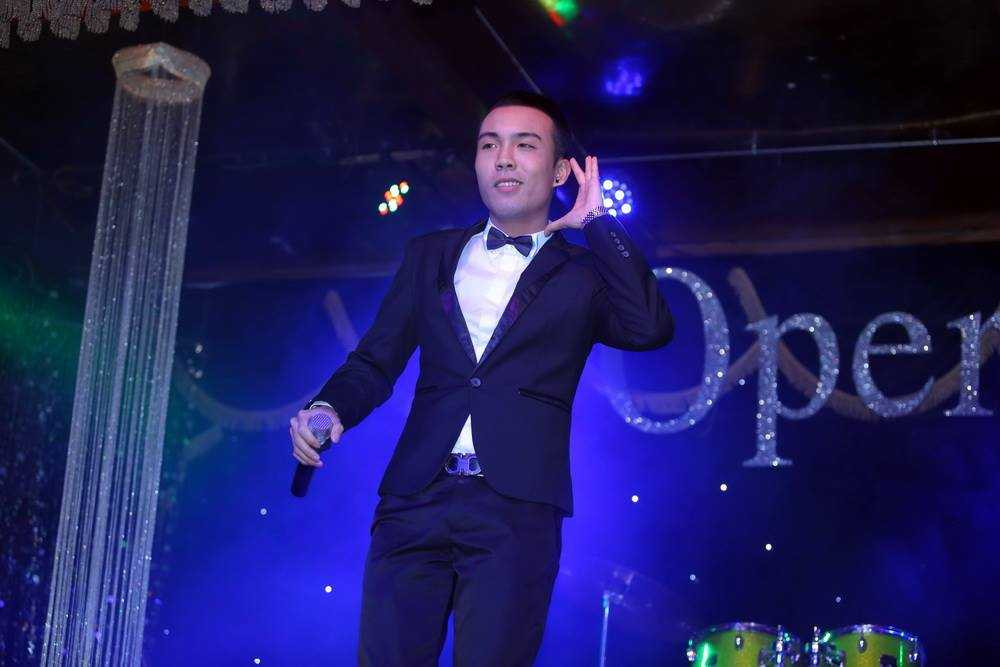 Hàng loạt hững bài hit từng được biết đến qua các giọng hát diva và nữ hoàng nhạc Việt như: Hoa sữa (Thanh Lam), Giấc mơ có thật (Lệ Quyên), Trống vắng (Phương Thanh), Nuối tiếc (Hồ Quỳnh Hương), được Lê Vũ Bình hát theo phong cách acoustic mộc mạc.