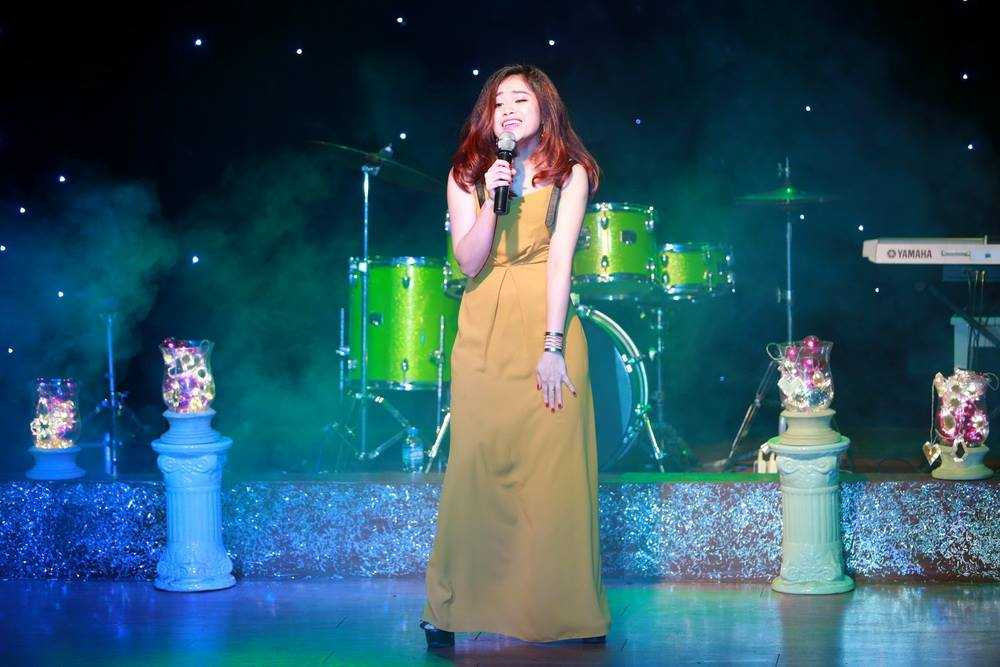 Lê Vũ Bình dành riêng một góc chương trình để hát lại những bản hit của Hoàng Thùy Linh như: Nhịp đập giấc mơ, Cho nhau lối đi riêng, Rơi, Rung động.