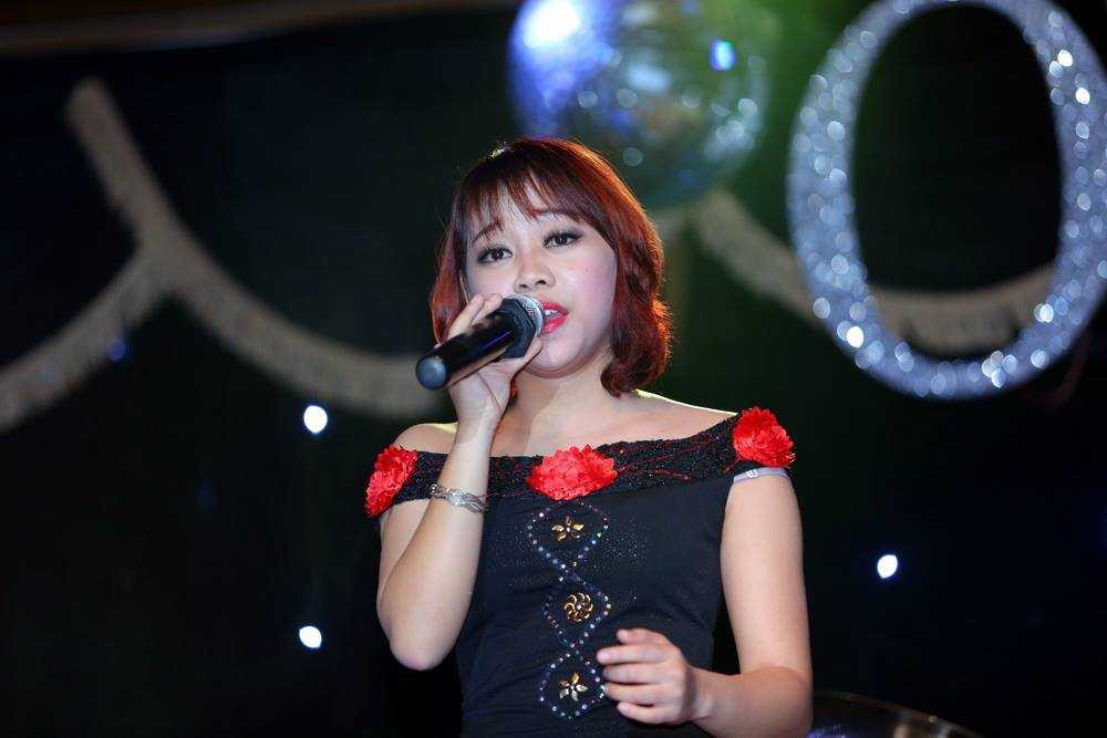 Lê Vũ Bình dành riêng một góc chương trình để hát lại những bản hit của Hoàng Thùy Linh như: Nhịp đập giấc mơ, Cho nhau lối đi riêng, Rơi, Rung động.