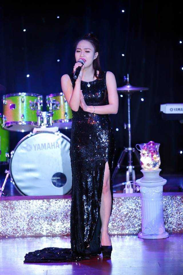 Lê Vũ Bình dành riêng một góc chương trình để hát lại những bản hit của Hoàng Thùy Linh như: Nhịp đập giấc mơ, Cho nhau lối đi riêng, Rơi, Rung động.