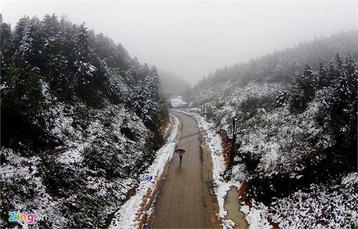 Các con đường lên núi càng cao tuyết phủ càng dầy, trắng xóa khắp nơi.